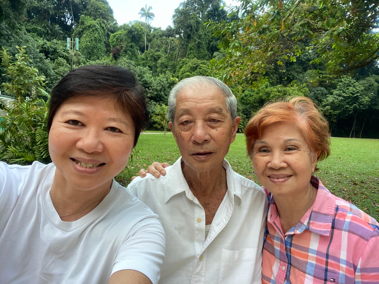 Family of Hiap Giap Noodle Manufacturers’ founder, Nah Chin Koon—celebrating generations of love, sacrifice, and the enduring spirit behind Singapore’s kampung-era noodle legacy.